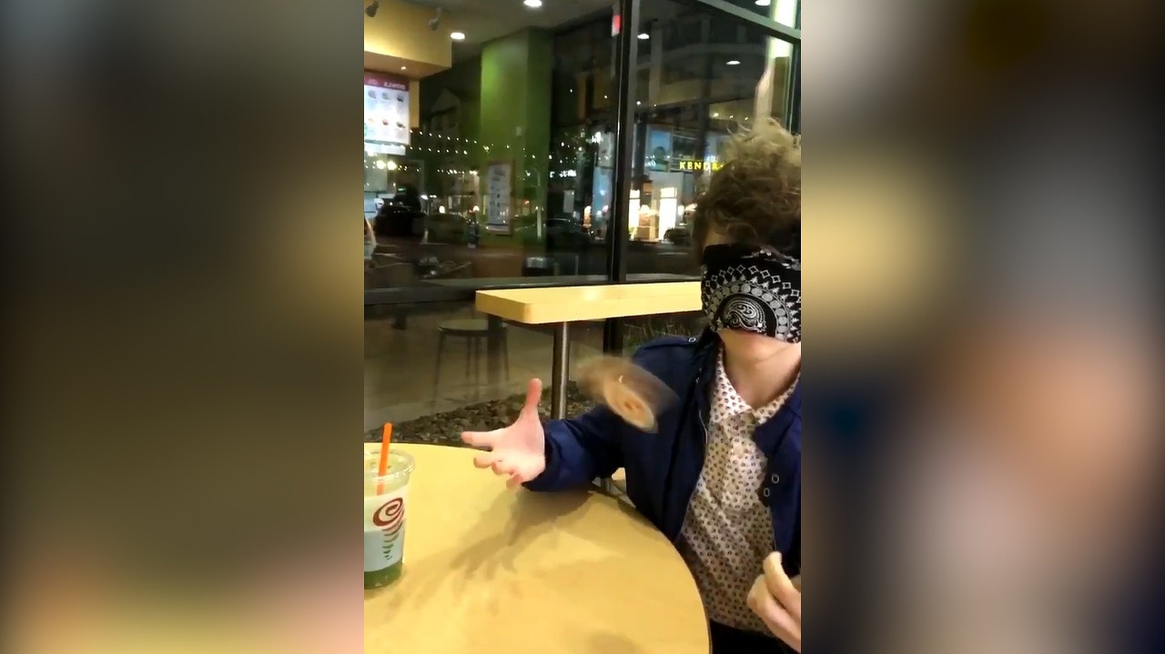 Odhalíte jeho tajomstvo? Mladík si zaviazal oči, vytiahol karty a... Sledujte, čo sa stalo!