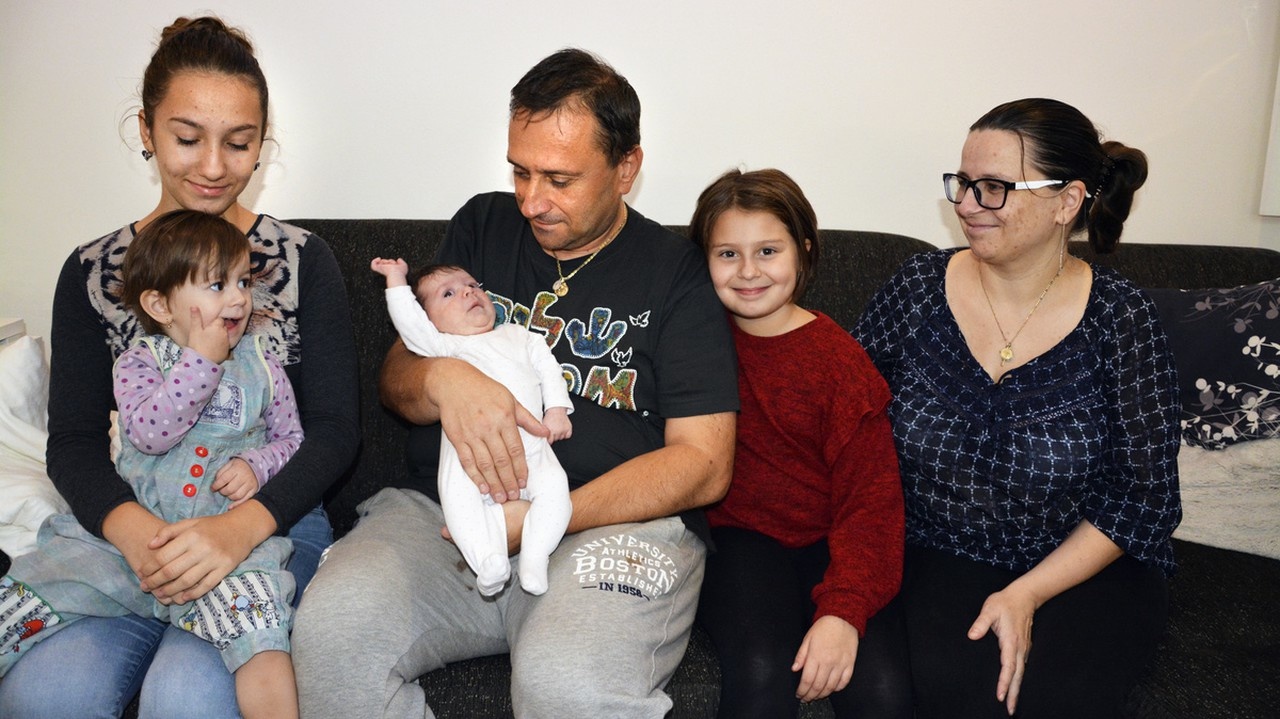 Manželia Štefan a Andrea vychovávajú spoločne Danielku (zľava, 12), Dorotku (2), Paulínku, Alžbetku (9) a ďalšie dve ratolesti. 