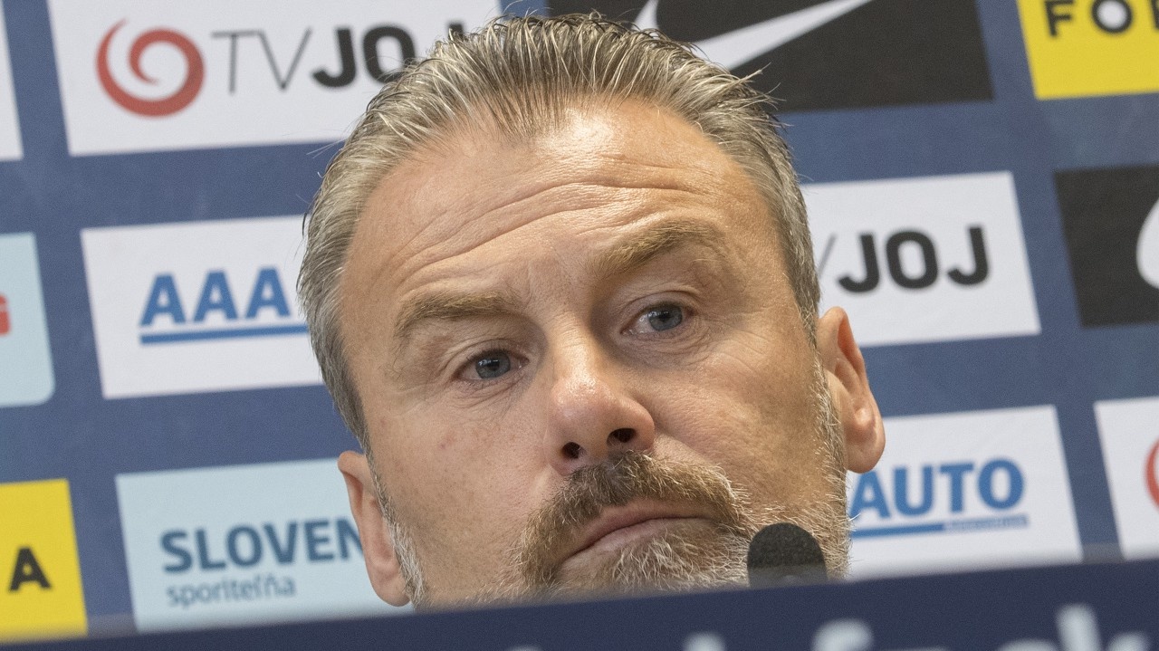 Na snímke nový tréner slovenskej futbalovej reprezentácie Pavel Hapal počas tlačovej konferencie.