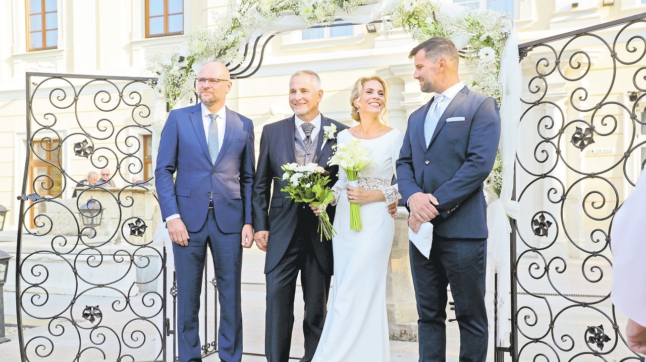 nechýbal ani sulík: Predseda SaS dal pár dokopy a ženíchovi bol za svedka.