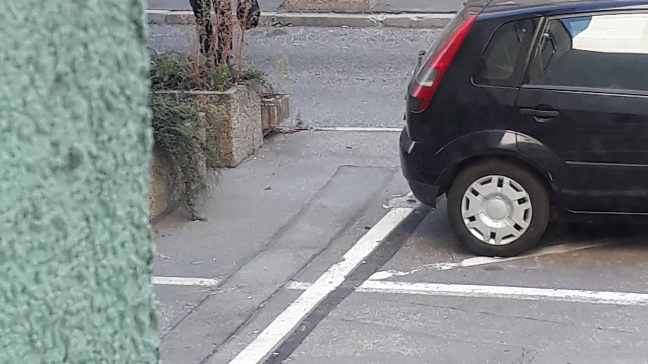Poslanec Mizík vyfajčil cigaretu.