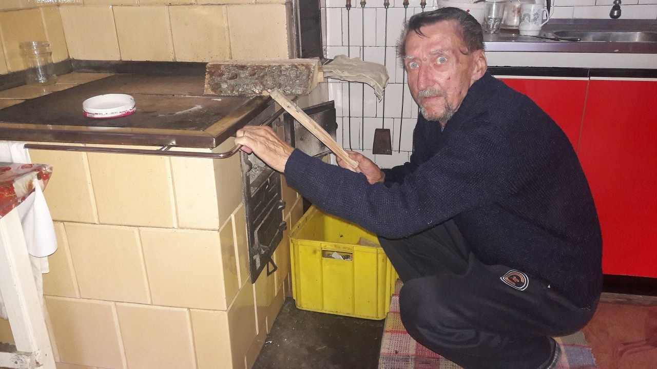 „Nadišiel čas,“ vraví Augustín Krempašský (79), ktorý v kuchyni už prikuruje.