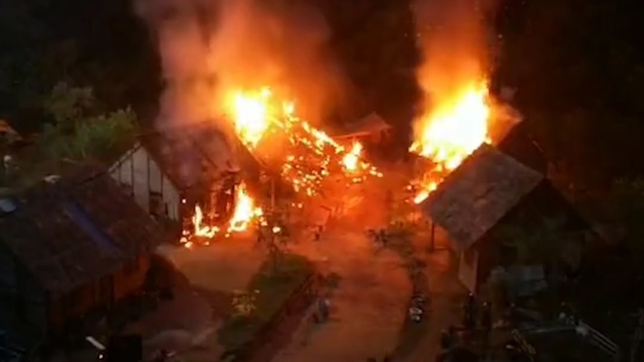Nešťastný deň pre filmárov: Oheň sa vymkol spod kontroly, herci utekali kade ľahšie