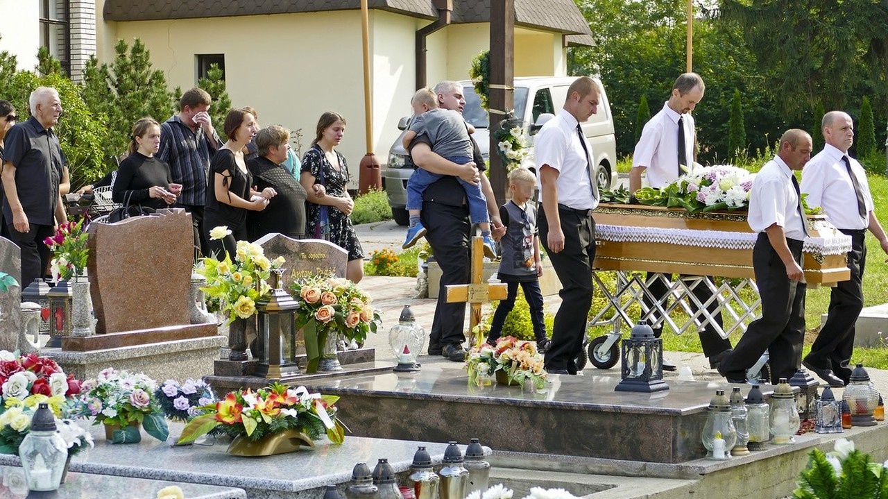 Nad cintorínom v Ilave sa niesol obrovský zármutok, s mladou mamičkou sa prišlo rozlúčiť dvesto ľudí.