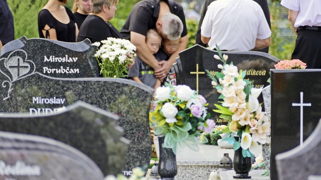 Ani svojím objatím nedokázal otec Patrik utíšiť plač synov nad maminým hrobom.