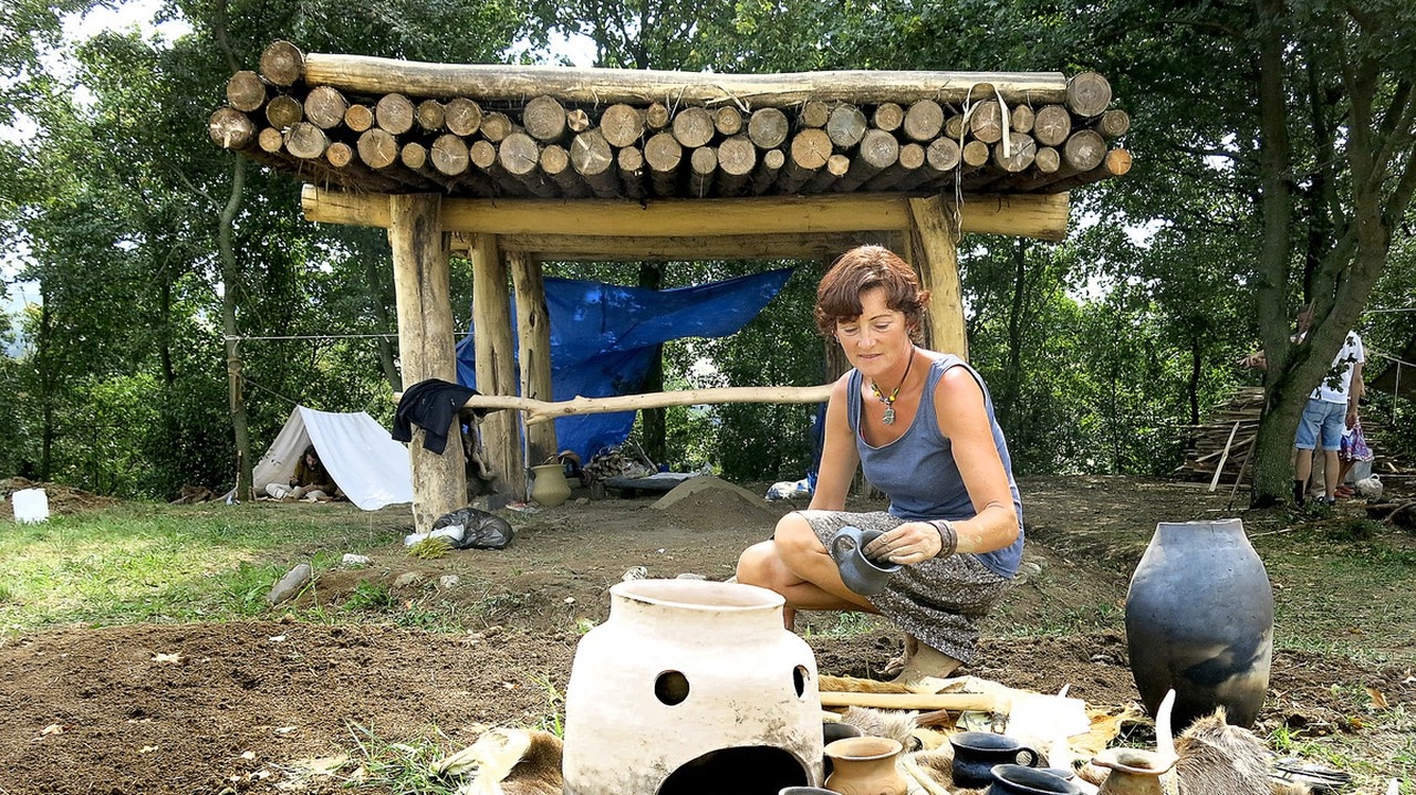 Amália (53) vypálila keramiku. 