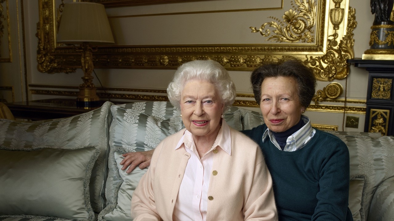 Na snímke vydanej 20. apríla 2016 Buckinghamským palácom britská kráľovná Alžbeta II. (vľavo) a jej dcéra britská princezná Anne pózujú vo Windsorskom zámku. 