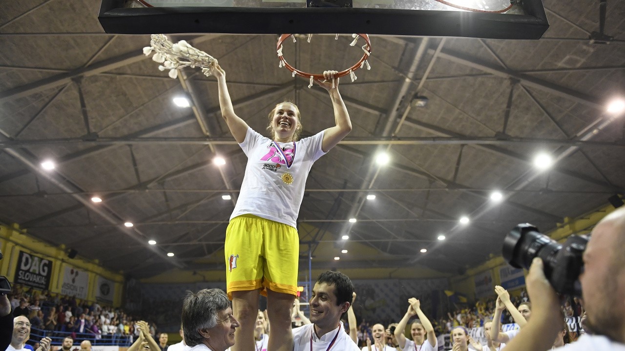 kapitánka GA Košice Zuzana Žirková odrezáva sieť koša ako trofej po zisku 15. titulu.
