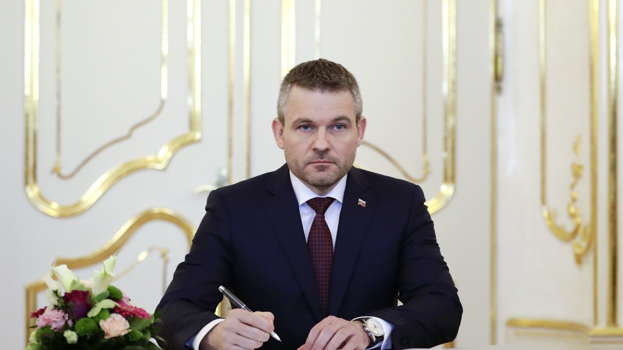 Premiér Peter Pellegrini podpisuje menovací dekrét.