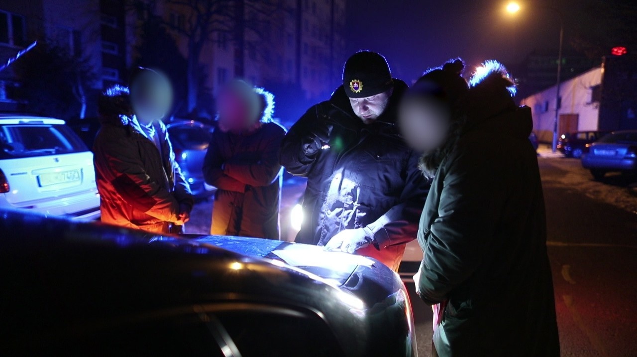 Policajti v Bratislave zastavili mladého šoféra: Stačilo pár otázok a... Sledujte, čo vytiahol spod volantu!