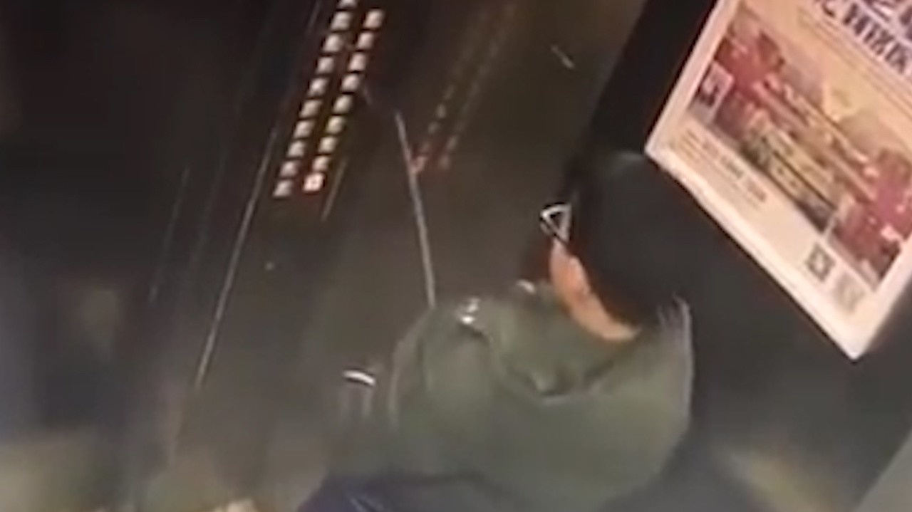 Karma zaúčinkovala okamžite: Chlapec ocikal tlačítka vo výťahu, vzápätí dostal príučku!