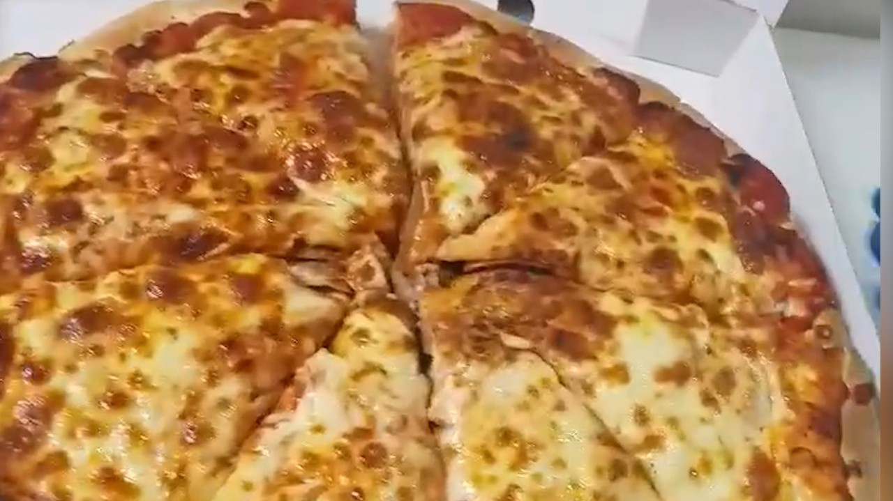 Kebab, burger a pizza v jednom: 40 centimetrová gastro-bomba z Walesu