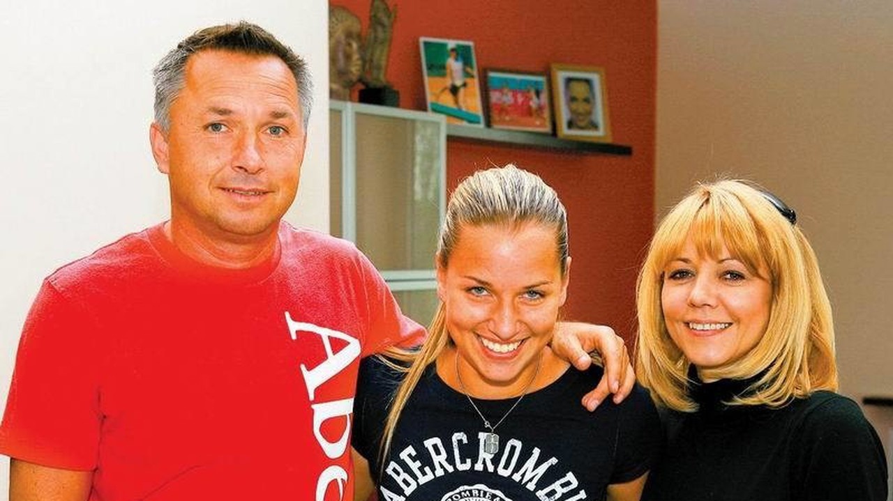 S rodičmi: Mama a otec si len pomaly zvykajú na to, že Dominika je dospelá a zodpovedná sama za seba. Spravujú jej peniaze a starajú sa, kde a s kým je vonku.