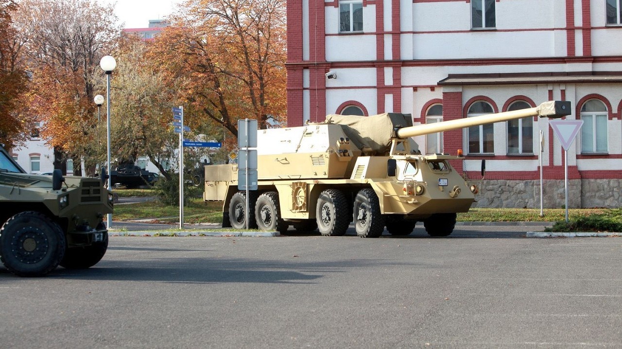 Armádne vozidlá sa objavili na slovenských cestách.