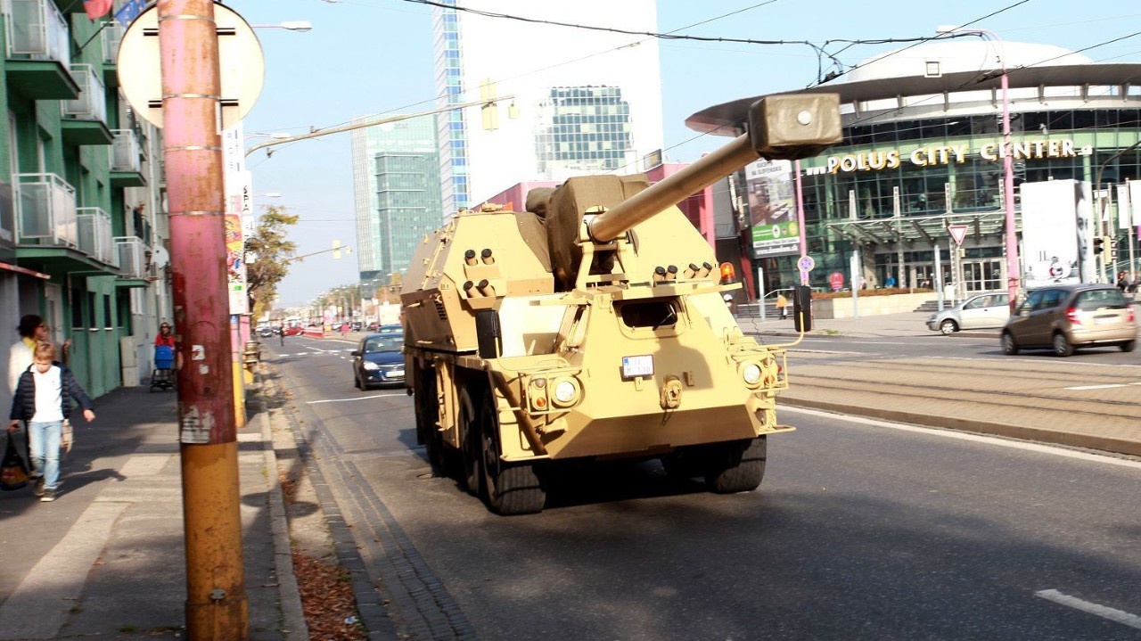 Armádne vozidlá sa objavili na slovenských cestách.