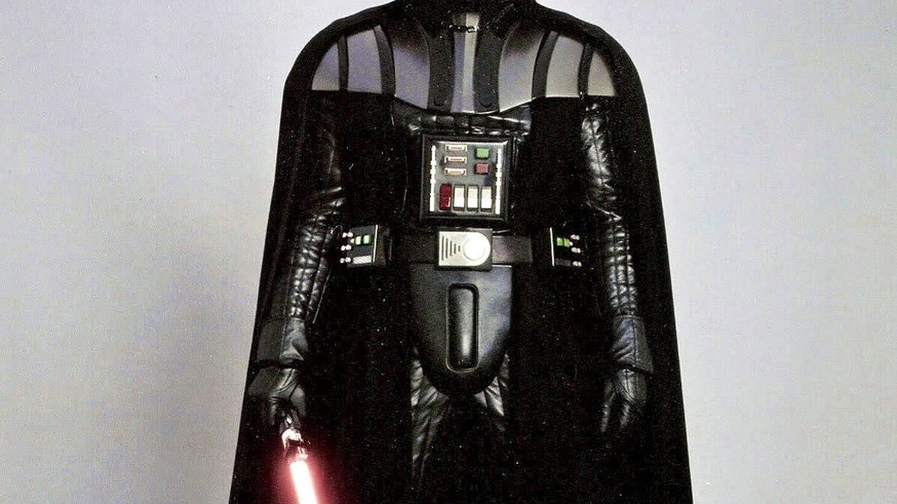 Maska Darth Vadera z Hviezdnych vojen.
