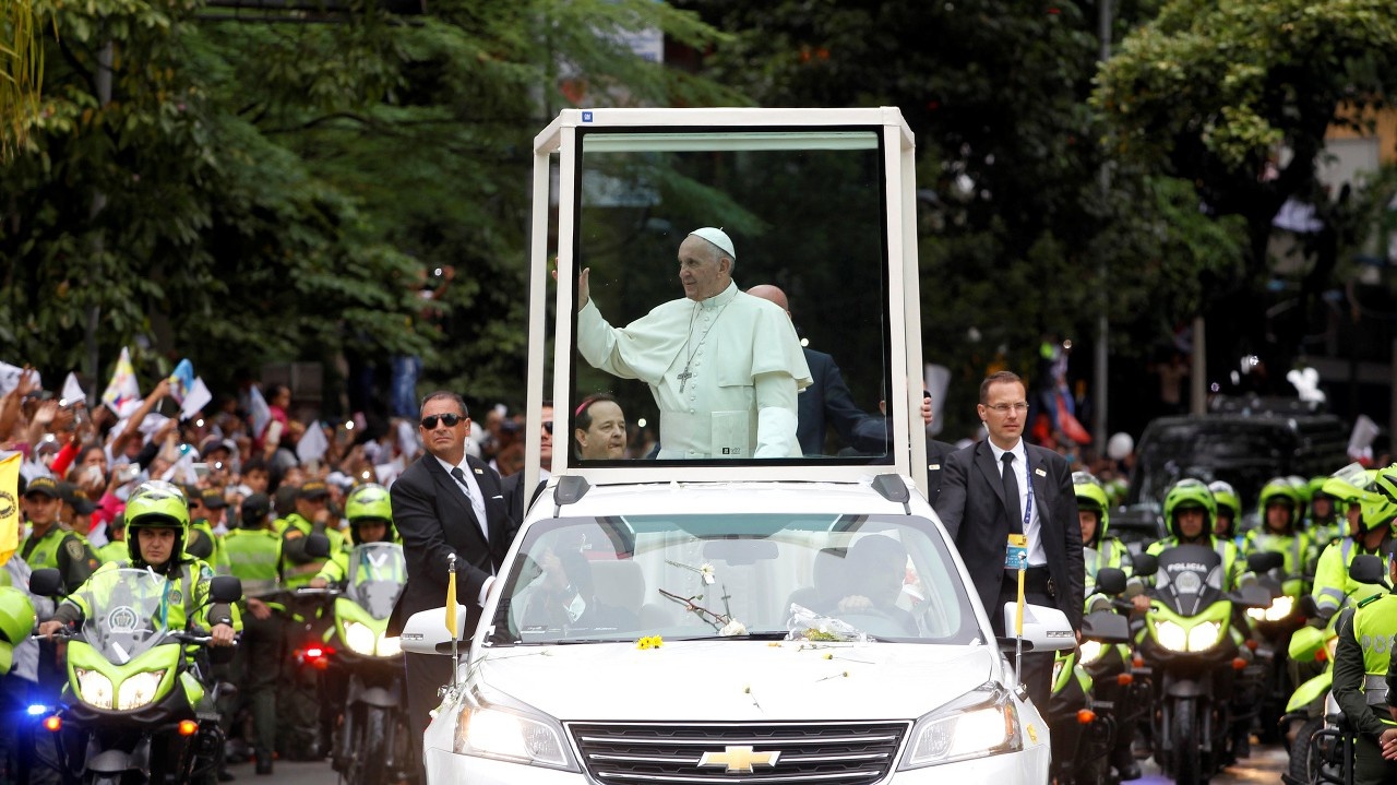 Папамобиле. Папамобиль Франциска. Папамобиль Ватикан. Папа Римский в папамобиле. Папа Франциск на машине.