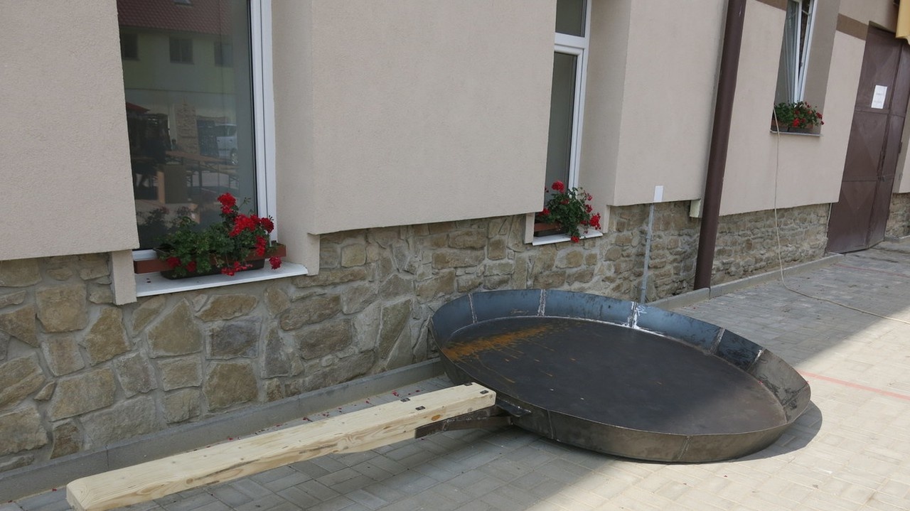 Priemer platne je 2,2 metra a dĺžka rúčky 2 metre.