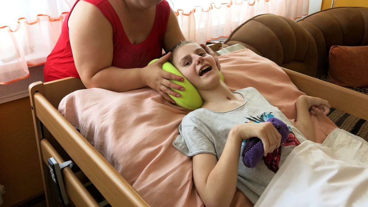 Dievčine dodáva silu mama Marcela (42), ktorá dala výpoveď v práci, aby sa o dcérku mohla starať.