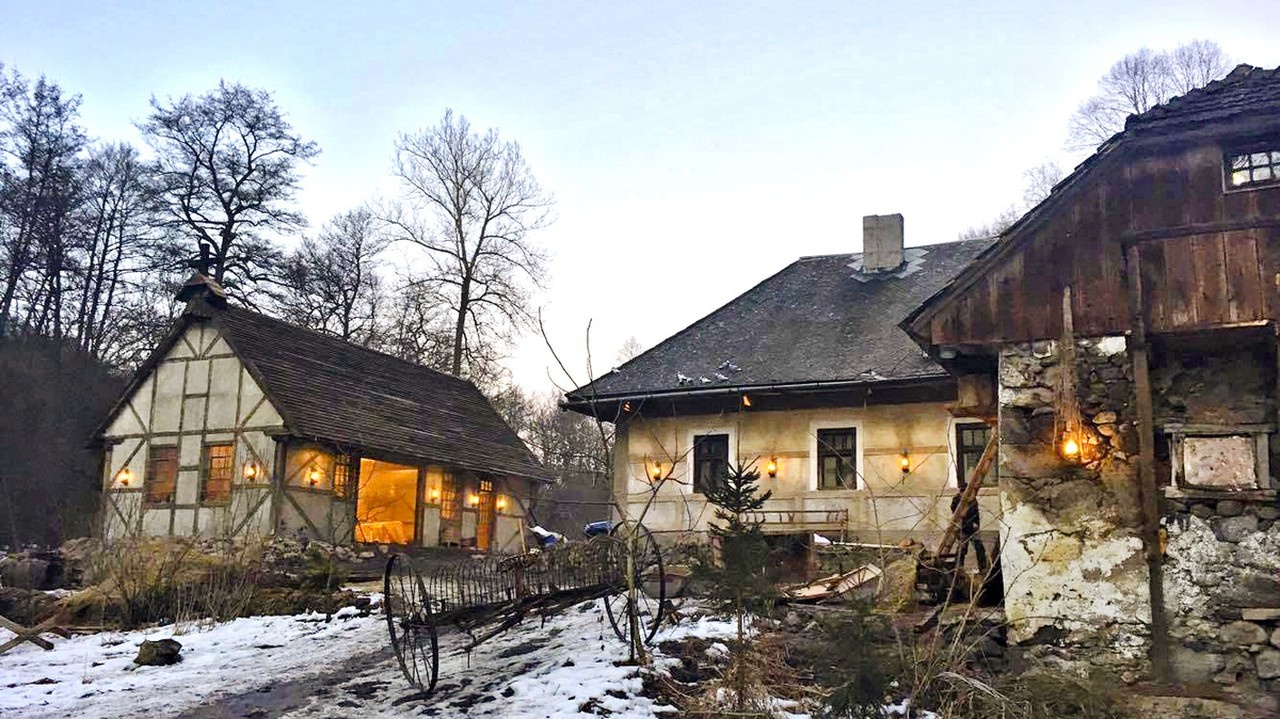 Na farmárov čaká nehostinný statok, ktorý musia dať do poriadku.