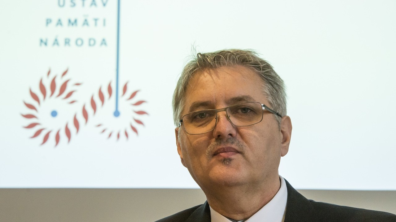 Predseda Správnej rady ÚPN Ondrej Krajňák počas tlačovej konferencie v Bratislave.