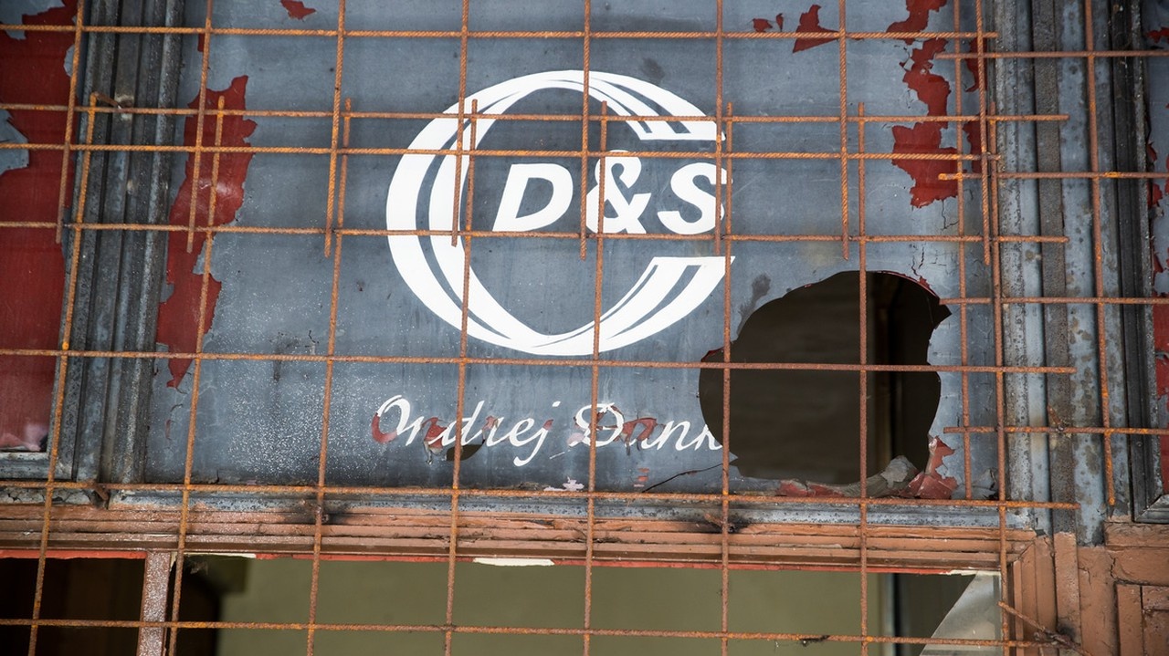 Budova, kde sídlila rodinná firma Codas Company chátra. Meno Ondreja Danka však stále vidno.