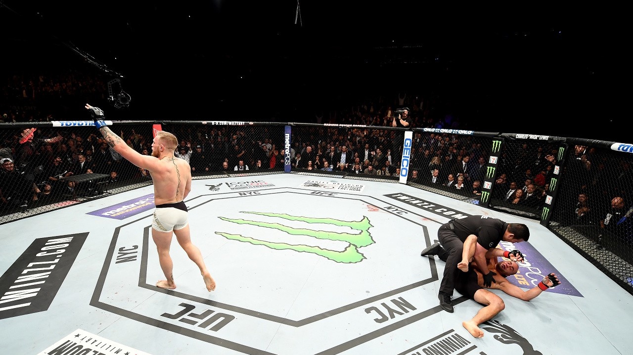 Conor McGregor nekompromisne naložil Alvarezovi.
