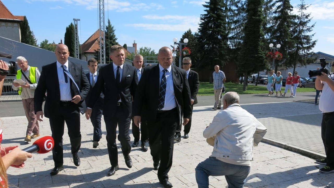 Výjazd vo Vranove: Premiéra s vládou vítal s vďakou aj kľačiaci muž. 