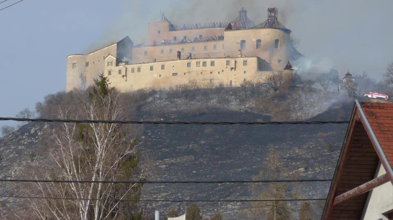 Požiar na hrade Krásna Hôrka zničil celú strechu.