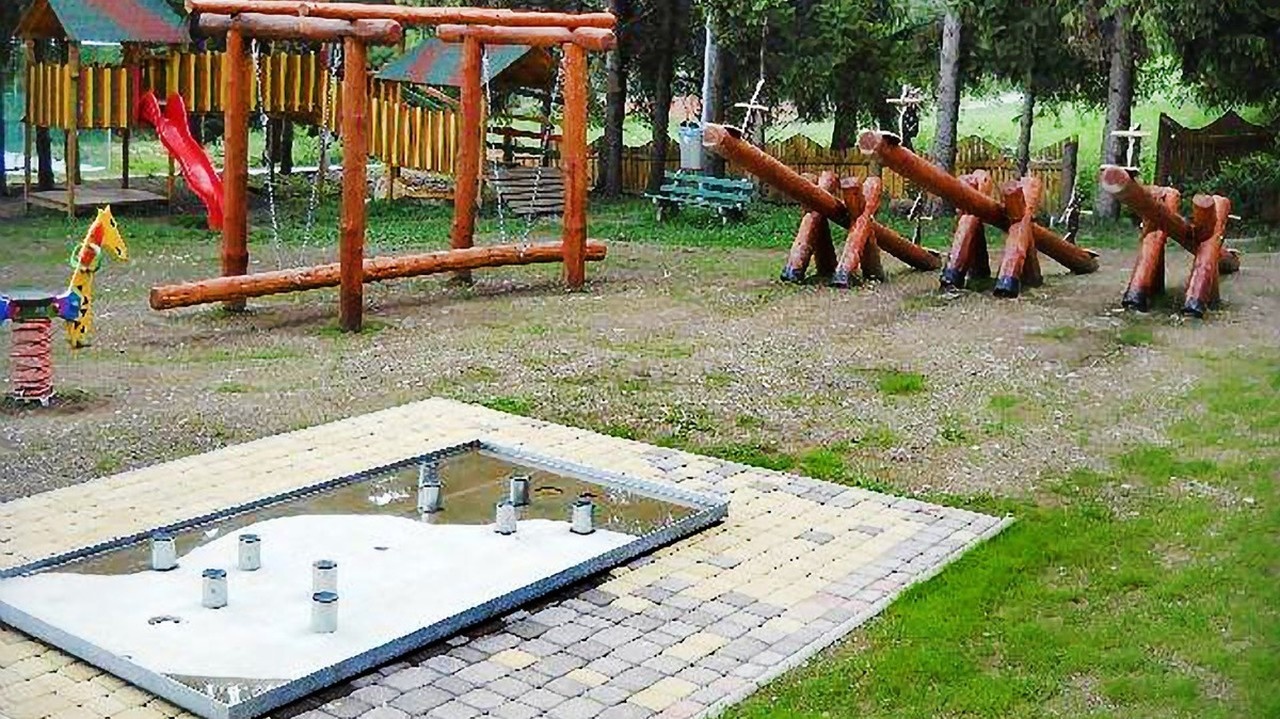 Hojdačka-baranidlo sa v sobotu zrútila na malého Dominika († 5).