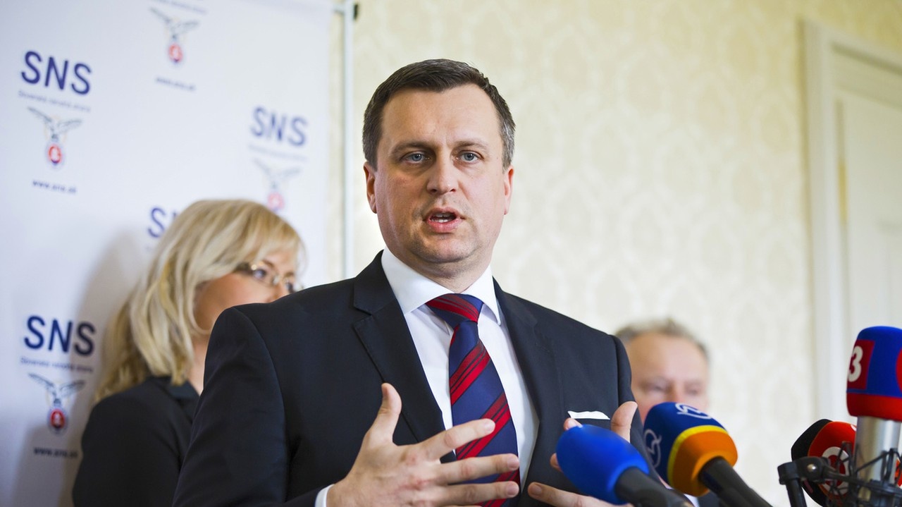 „Na pravej strane politického spek tra je množstvo hybridných zo skupení, ktorých správanie nedo káže predpovedať ani jasnovidec,“ povedal Danko.