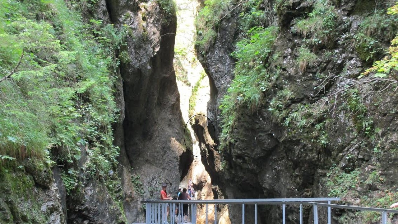 Dvojicu upútal obrys na skale, ktorý sa im podobá na Jánošíka.