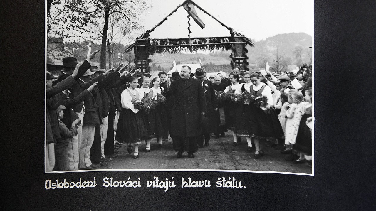 Prezident Tiso: Hlavu štátu vítajú obyvatelia obcí, ktoré Slovensko získalo späť po vojne s Poľskom.