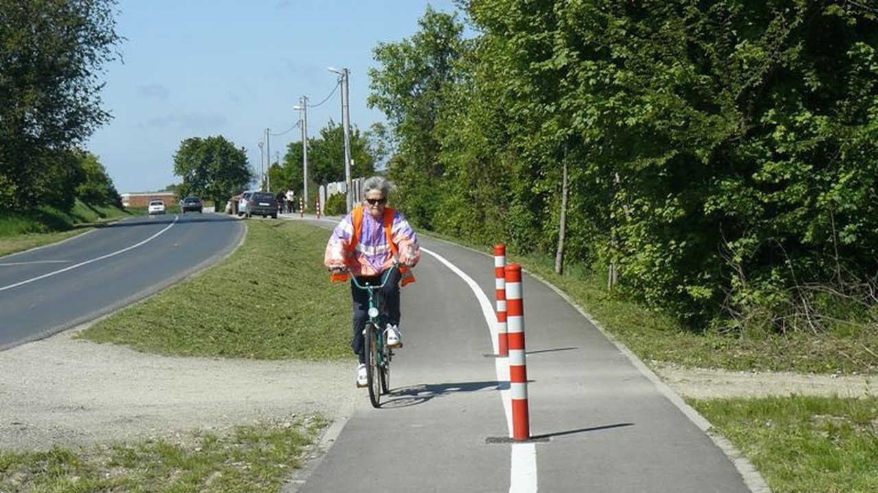 Novýc cyklistický chodník medzi Bernolákovom a Ivankou je už otvorený.