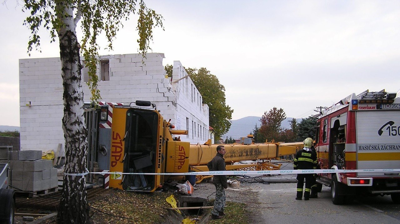 Privolaní hasiči zastavovali únik hydraulického oleja zo žeriavu.