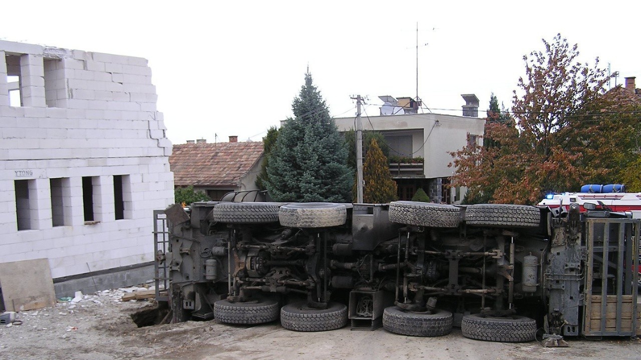 Prevrátený žeriav v obci Košolná sa postaral o nemalé materiálne škody na elektrickom vedení i streche rodinného domu.