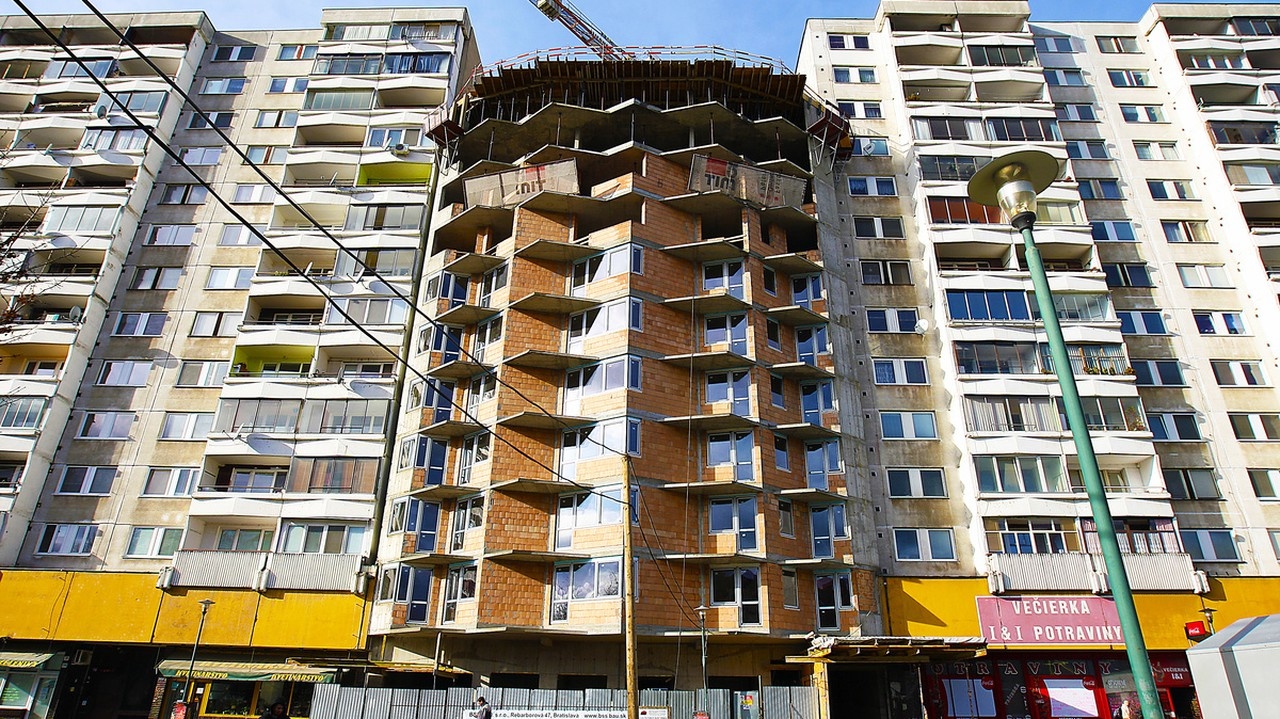 Na Fedinovej ulici v Petržalke vyrastá ďalší polyfunkčný objekt.