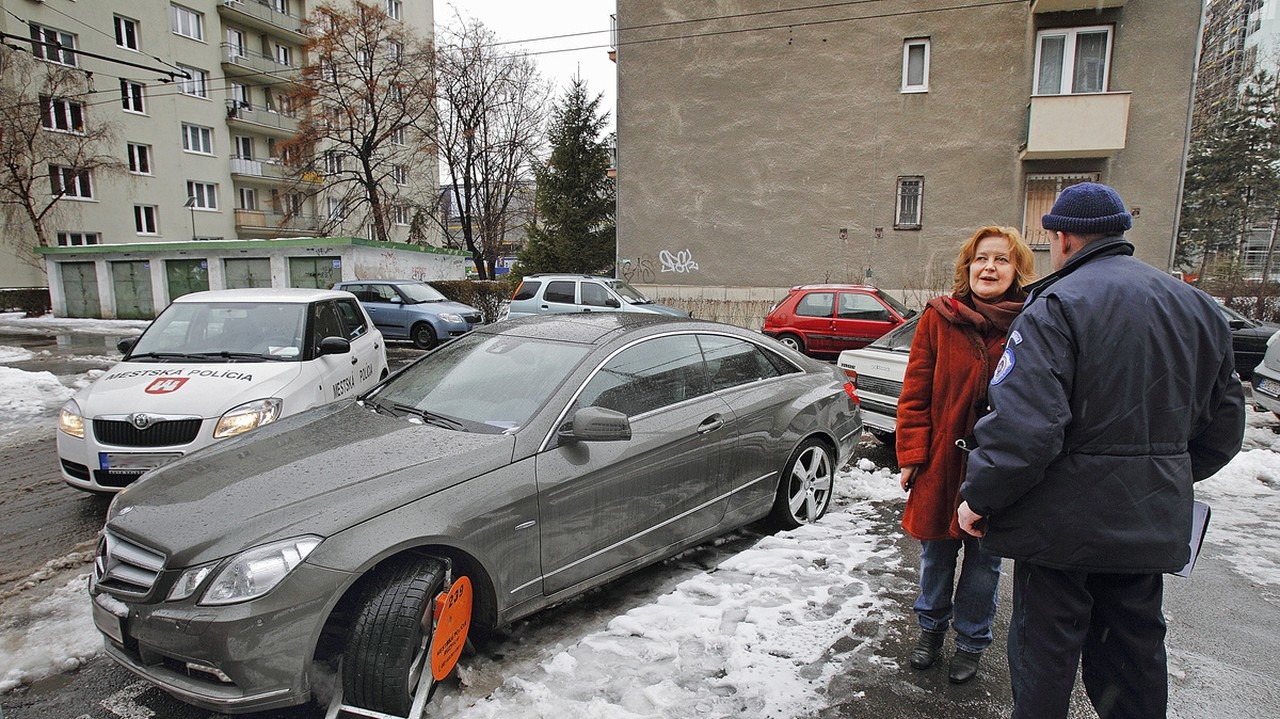 Druhýkrát si Magda Vášáryová našla papuču za parkovanie na mieste určenom pre invalidov.