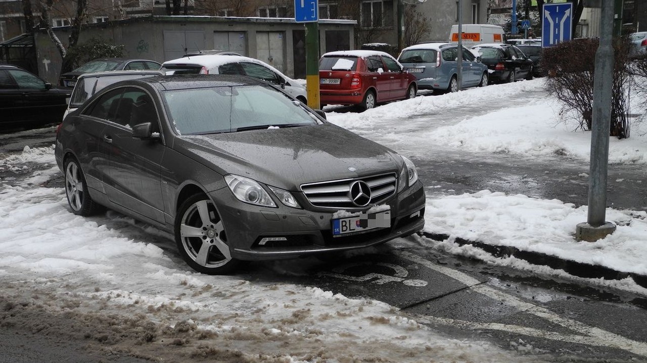 Politička Vášáryová zasahovala svojím mercedesom do vyhradeného miesta pre invalidov.