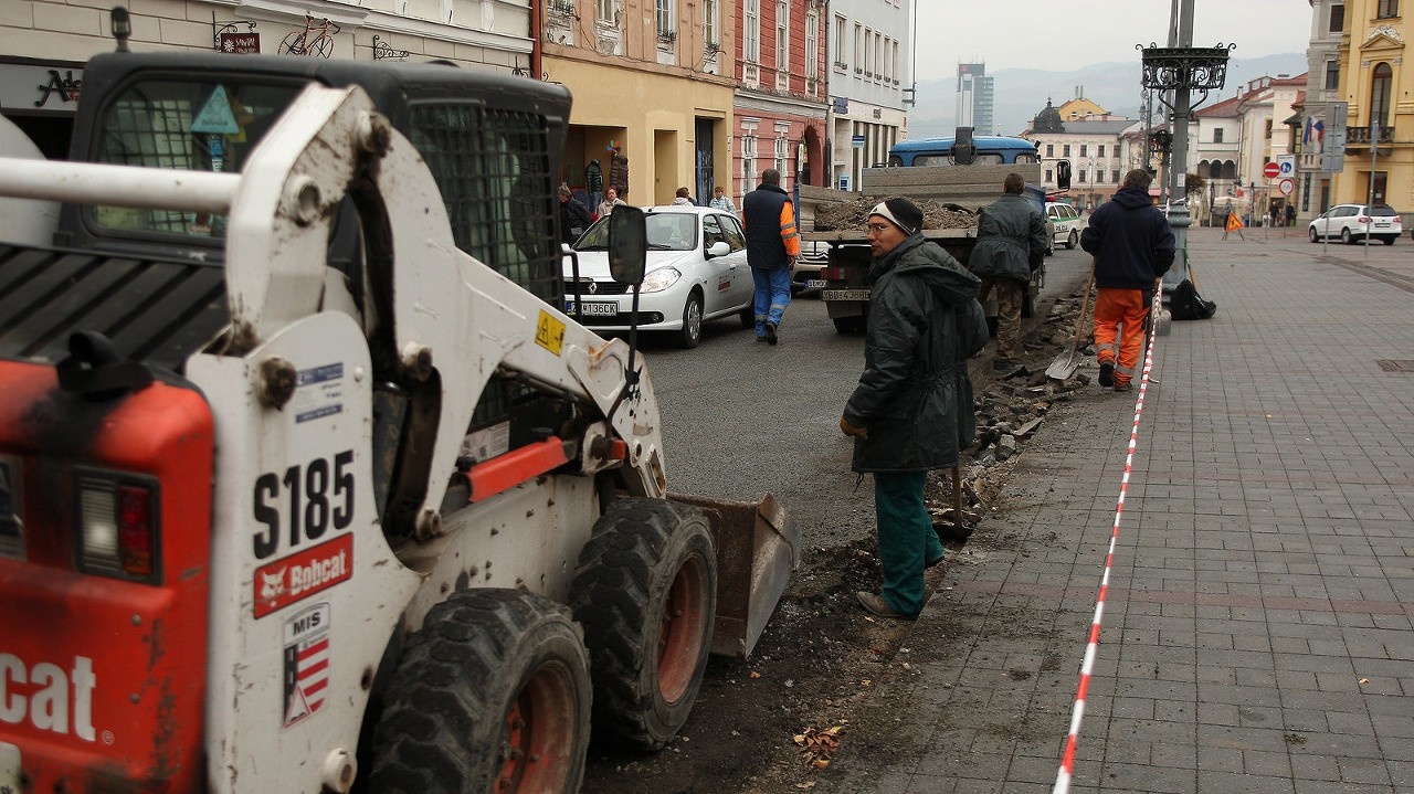 S prácami na Námestí Štefana Moyzesa začali robotníci tento mesiac.