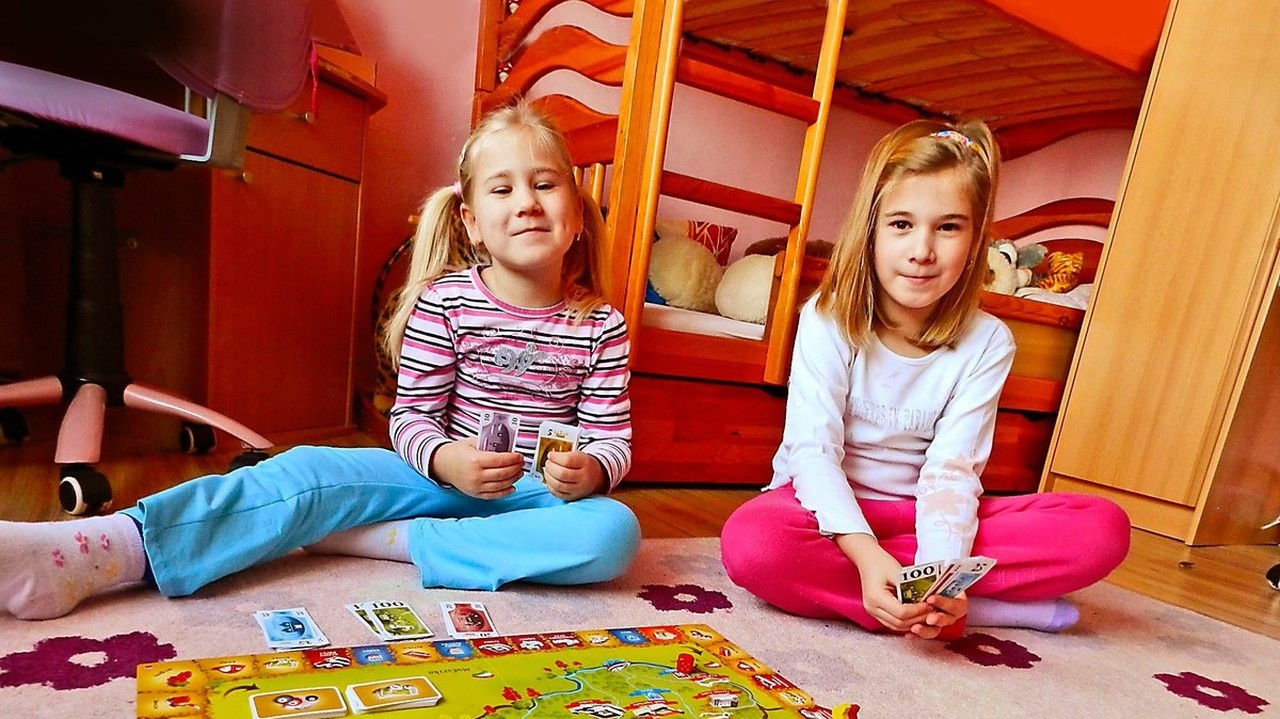 Sestričky Olívia (5, vľavo) a Dianka (6) spoznávajú hrady a zámky.