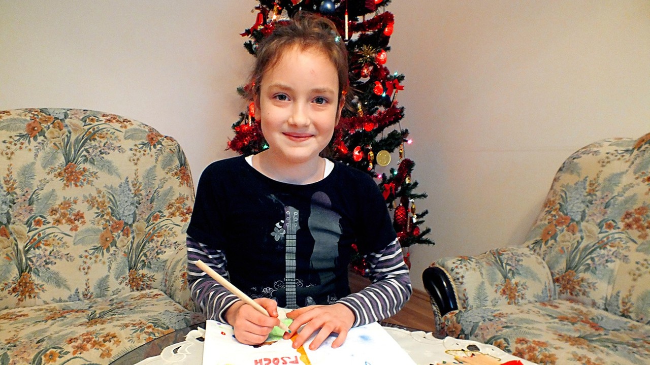 Viki (8) zo Žiliny kreslí vlastné knihy.