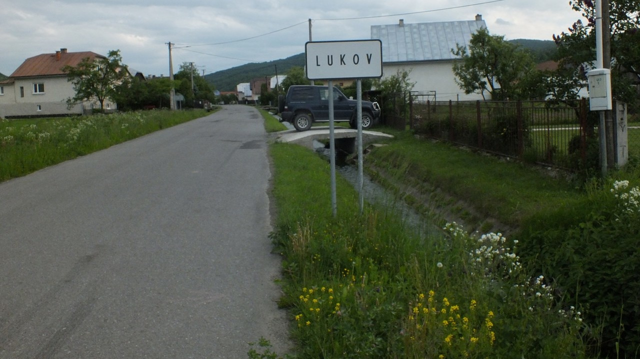 V obci Lukov žije desať rodín, v ktorých sa vyskytuje priezvisko Rohaľ.