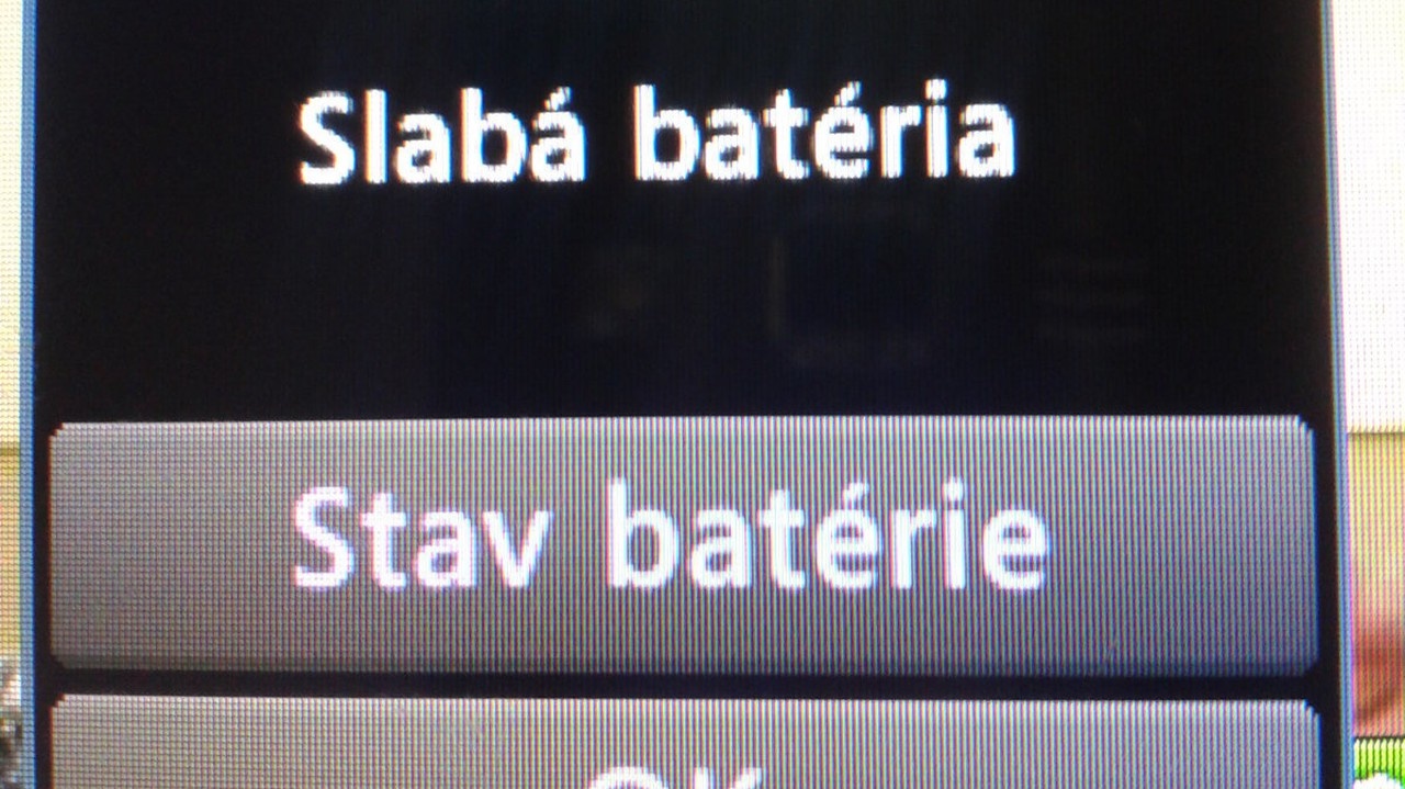 Batéria mobilného telefónu je nabitá na 100%. Mobilu sa to však nezdá. 