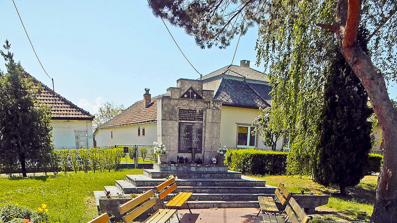 Nový vydláždený chodníček a šesť lavičiek pribudli v malom parčíku pri pomníku. Ďalšie dve lavičky sú vedľa autobusovej zastávky.