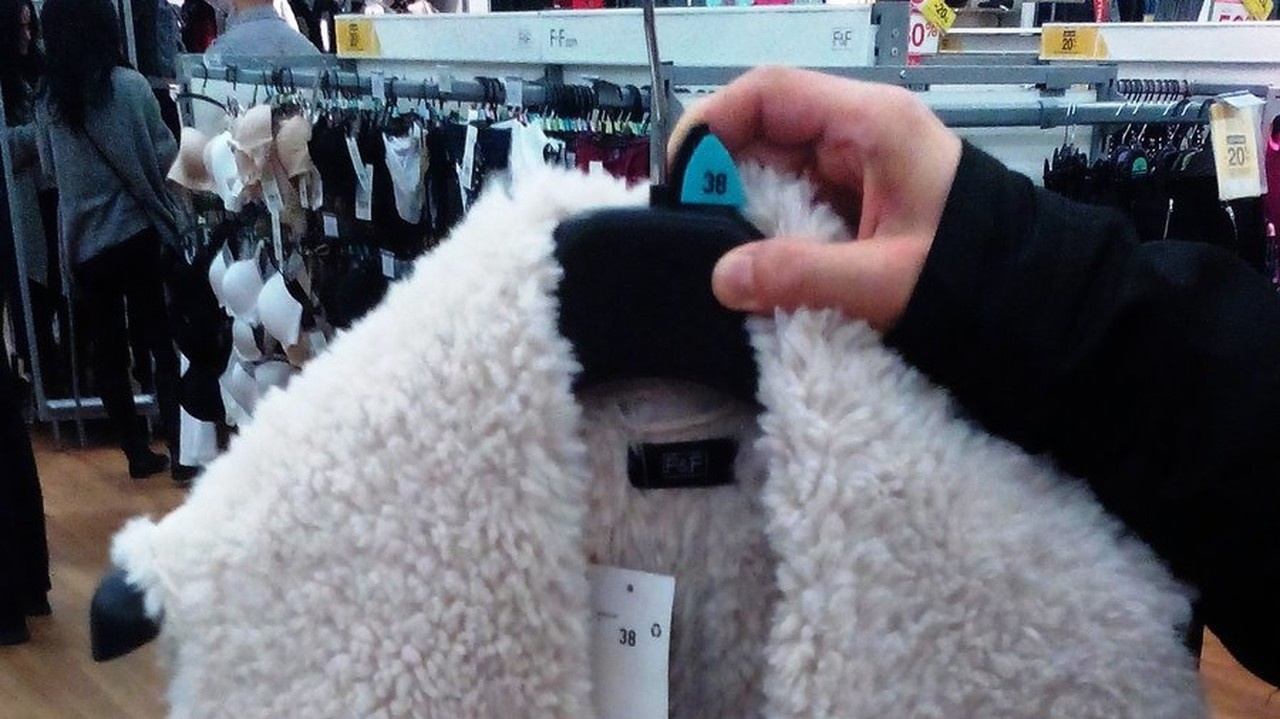 Povedali by ste na túto vestu, že si ju obchod bude ceniť na 900 eur?