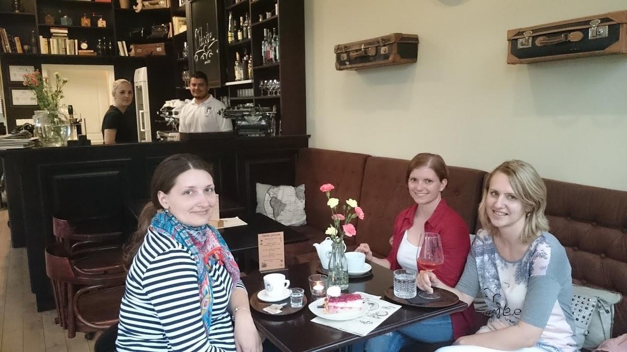 Janka (30), Lenka (30) a Helena (30) si rady v kaviarni pochutnávajú na maškrtách a vínku.
