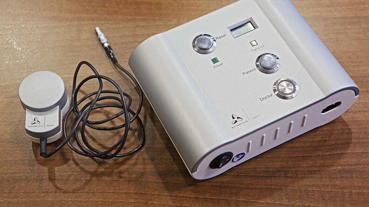 Vysokofrekvenčný generátor, ktorý prenáša elektrické impulzy.