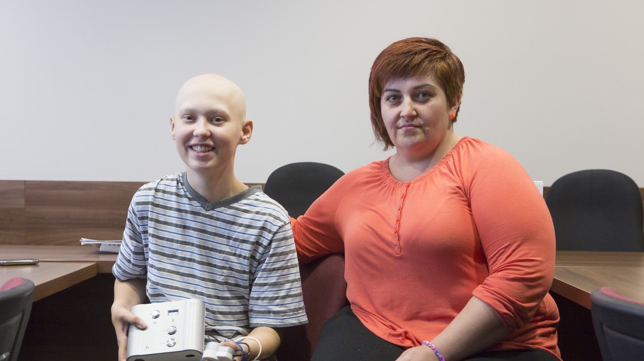 Jakub (13) s mamou Ľudmilou (34) sa z novej protézy tešia. O pol roka mu ju v ambulancii predĺžia.
