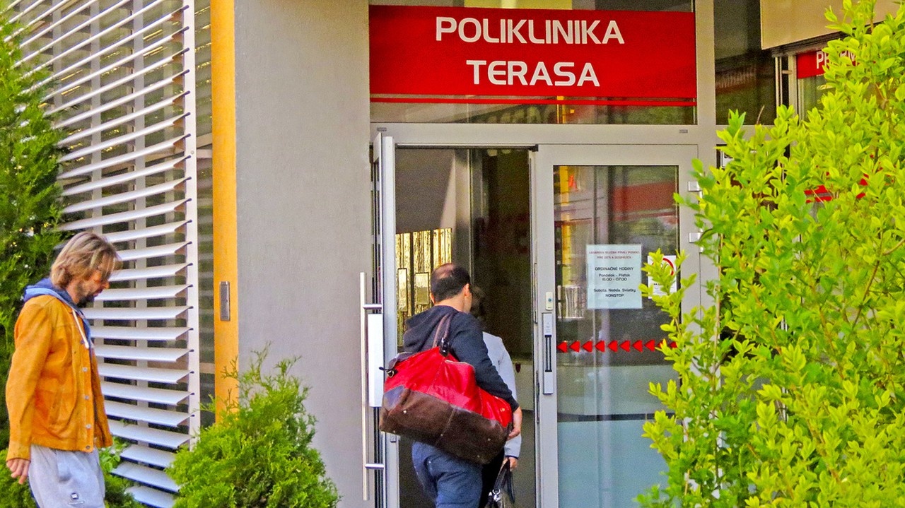 1.5.2015, Košice, 8.40 hod.: Ďurovčík dorazil na súkromnú kliniku v sprievode kamaráta.